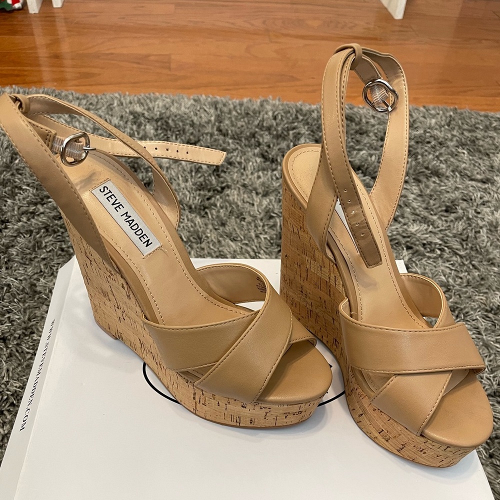 STEVE MADDEN ALMOST NEW nude wedges size 7.5